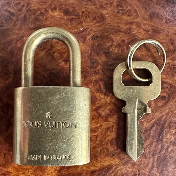 Louis Vuitton LV #321 Lock & Key set in great condition - Picture 3 of 9